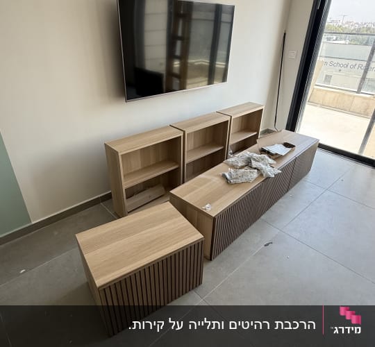 חדר עם טלוויזיה ורהיטים מעץ על הרצפה